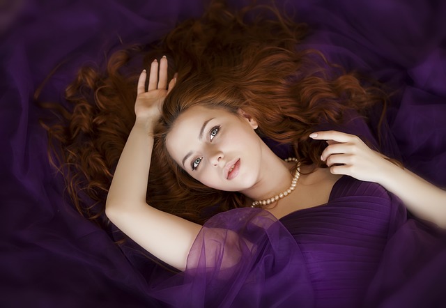 ležící žena ve fialových šatech